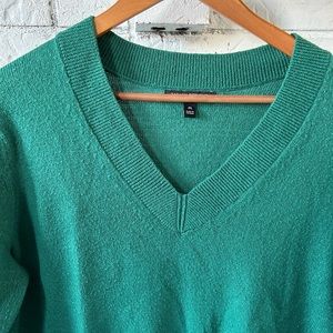 Banana republic green vneck sweater